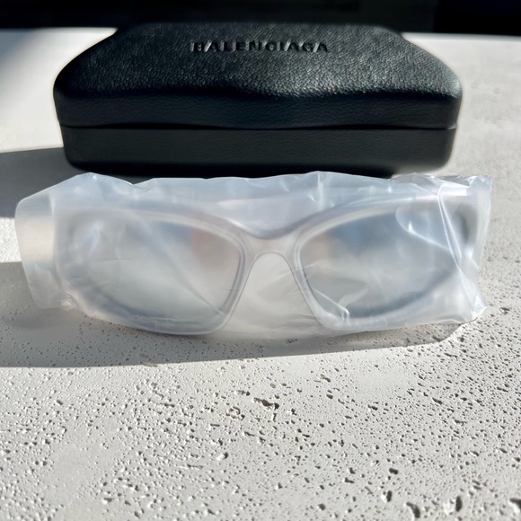 Balenciaga swift silver wrap around sunglasses. (SOLD OUT EVERYWHERE) - Picture 5 of 9